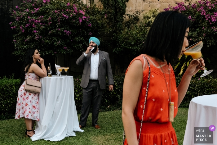 Foto por: <a href="https://www.wpja.com/contests/2019-v01/best-wedding-photographers/2433386"> Nikhol Esteras - Oaxaca de Juárez Oaxaca </a> Ciudad de Oaxaca, Oaxaca, México Hora de cóctel en esta fiesta de recepción de bodas en el césped al aire libre