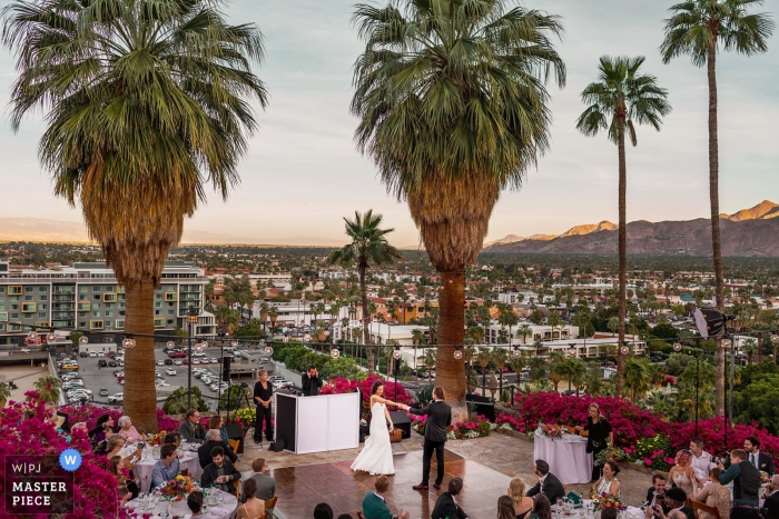 O'Donnell House Palm Springs, Kalifornien Bild des ersten Tanzes der Braut und des Bräutigams mit Blick auf Palm Springs O'Donnell Haus Palm Springs, Kalifornien | Der erste Tanz von Braut und Bräutigam mit Blick auf Palm Springs