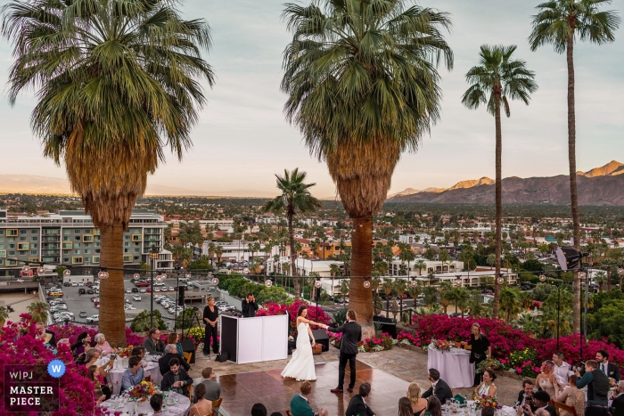 O'Donnell House Palm Springs, Kalifornia | Pierwszy taniec panny młodej i pana młodego z widokiem na Palm Springs