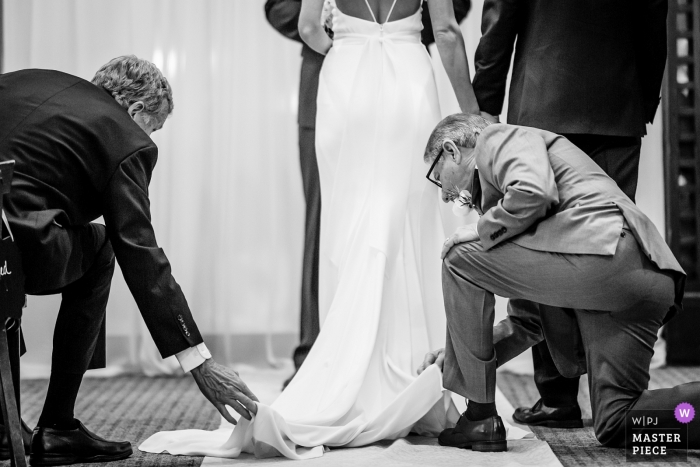Foto door: <a href="https://www.wpja.com/contests/2019-v01/best-wedding-fotografen/2433906"> Victoria Sprung - Chicago Illinois </a> chicago huwelijksceremonie foto van de bruid krijgt vaders hulp met haar jurk trein