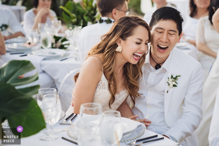 Photo: <a href="https://www.wpja.com/contests/2019-v01/best-wedding-photographers/2434691"> Nicole Chan - Quincy Massachusetts </a> Réception des mariés se marrant à Maui, Hawaii - Olowalu Plantation House