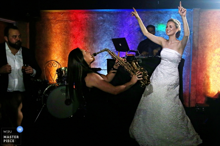 Photo by: <a href="https://www.wpja.com/contests/2019-v01/best-wedding-photographers/2435571">Claudia Amorim - Goiânia Goias</a> Bella Eventos - bride dancing with saxophone player - Goias Wedding Photography