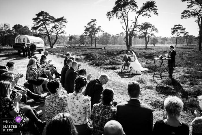 Foto por: <a href="https://www.wpja.com/contests/2019-v01/best-wedding-photographers/2435821"> Caroline Elenbaas - Heijningen Noord Brabant </a> Strijbeekseweg 43b, Strijbeek, Países Bajos - Ceremonia en la naturaleza, hermosa sin ninguna decoración