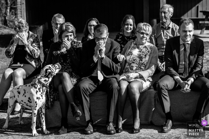 Foto por: <a href="https://www.wpja.com/contests/2019-v01/best-wedding-photographers/2435836"> Caroline Elenbaas - Heijningen Noord Brabant </a> Strijbeekseweg 43b, Strijbeek, Países Bajos - emociones de la familia, durante la ceremonia al aire libre bajo el sol