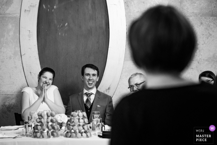 Foto: <a href="https://www.wpja.com/contests/2019-v01/best-wedding-photographers/2437101"> Esther Gibbons - Montreal Quebec </a> Montreal, Quebec, Kanada - Foto der Rede der Trauzeugin während des Hochzeitsempfangs