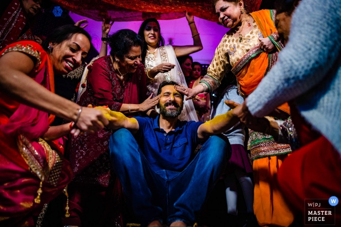 Foto: <a href="https://www.wpja.com/contests/2019-v01/best-wedding-photographers/2437906"> Richard Howman - Bristol </a> Ramada Park Hall Hotel, Wolverhampton - Bräutigam, Handi Haldi