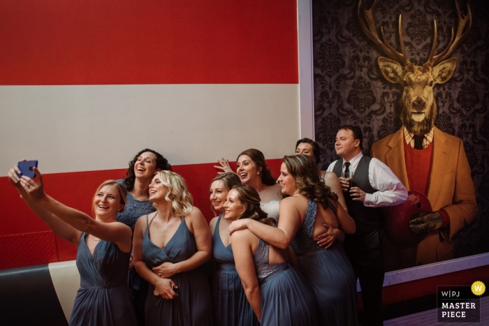 Foto door: <a href="https://www.wpja.com/contests/2019-v01/best-wedding-fotografen/2438391"> Meg Brock - Holland Pennsylvania </a> Feasterville, PA Group Selfie op deze locatie van de huwelijksreceptie