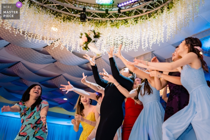 Foto por: <a href="https://www.wpja.com/contests/2019-v02/best-wedding-photographers/2440801"> Leo Do - Gardena California </a> Fotografía de bodas en Garden Grove, CA para recepciones: ¿Quién es el siguiente en atrapar el ramo?