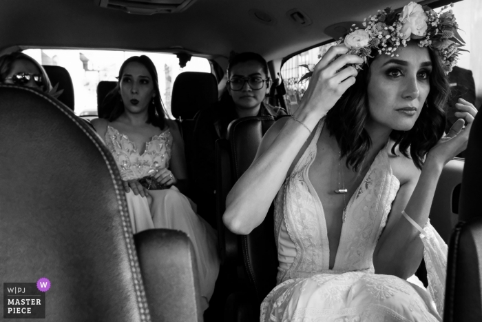 Foto por: <a href="https://www.wpja.com/contests/2019-v02/best-wedding-photographers/2442066"> Roque Reyes - Oaxaca de Juarez Oaxaca </a> Ciudad de Oaxaca, Oaxaca, México Novia en camino a la ceremonia a través del vehículo de transporte nupcial