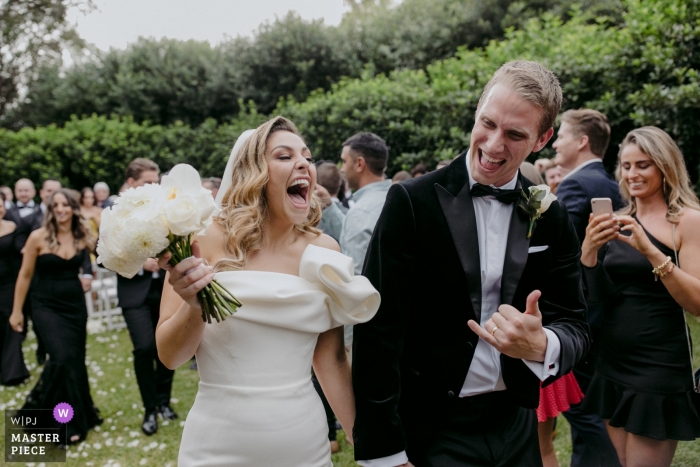 Photographe de cérémonie de mariage en plein air à Sydney, Australie - Shaka du marié avec sa mariée