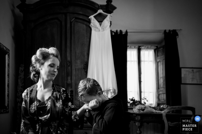 La dogana agriturismo wedding photograph of bride getting ready 