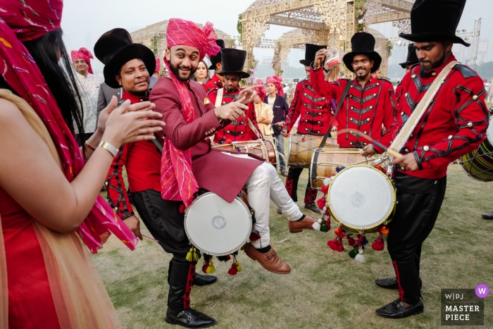 Mumbai, Indien Baraat-Musiker – Hochzeitsfotografie von Bräutigam und Schlagzeug