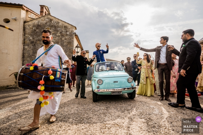 Foto door: <a href="https://www.wpja.com/contests/2019-v02/best-wedding-fotografen/2443171"> Andrea Sampoli - Siena </a> Hilton la Bagnaia, Siena huwelijksfotograaf - Indiase bruiloft in de straten van Toscane met de bruidegom in een cabriolet
