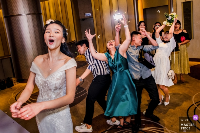 Foto por: <a href="https://www.wpja.com/contests/2019-v02/best-wedding-photographers/2443626"> Huy Nguyen - Ho Chi Minh </a> Fotografía de recepción de bodas en Ho Chi Minh: la novia tira su ramo de flores