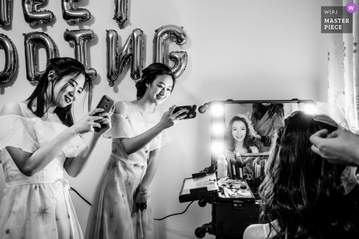 Foto por: <a href="https://www.wpja.com/contests/2019-v02/best-wedding-photographers/2443861"> Chenjie Tan - JiaXing </a> China, fotógrafo de bodas en el día de hoy: preparación de la novia en el espejo con muchas cámaras con damas de honor