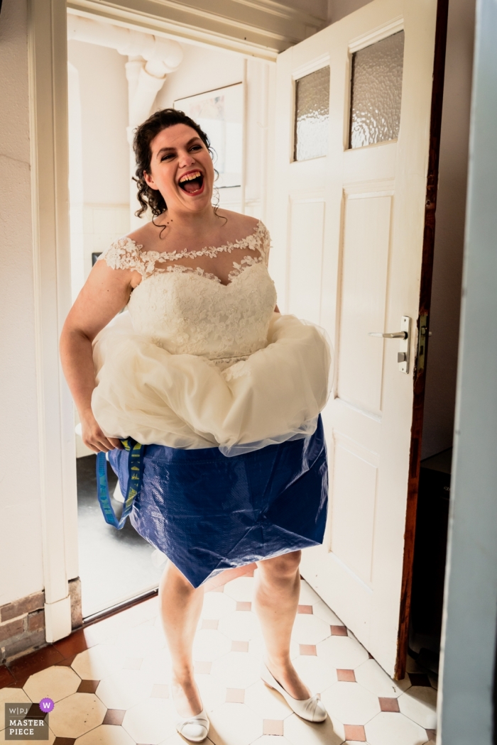 Photo by: <a href="https://www.wpja.com/contests/2019-v02-photography-competition/best-wedding-photographers/2444341">Caroline Elenbaas - Heijningen Noord Brabant</a> Bovendonk, Hoeven wedding photography | If you go to the toilet with an Ikea bag