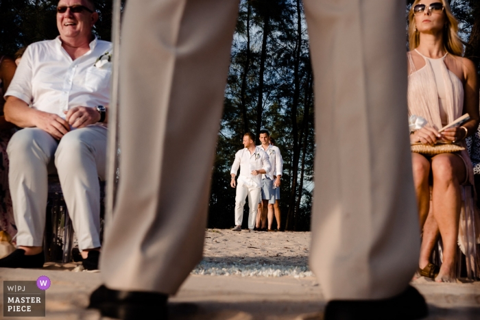 Huwelijksfotograaf - Phuket, Thailand | Ceremonie Afbeelding van de bruidegom die buiten in de ceremonie komt