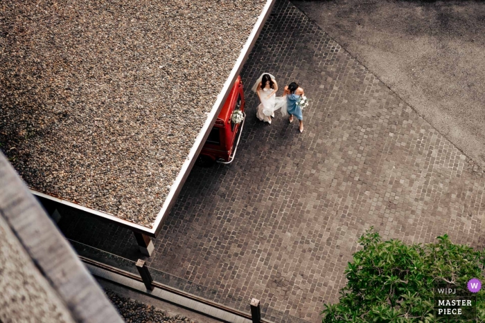 Foto: <a href="https://www.wpja.com/contests/2019-v02/best-wedding-photographers/2446576"> Liam Collard - Phuket Phuket </a> Phuket, Thailand-Hochzeitsfotograf - obenliegende Aufnahme der Braut von oben