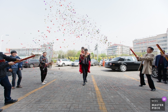 TianJin-Tageshochzeitsphotographie - Feier mit Konfetti-Kanonen und dem Bräutigam, der sein Mädchen trägt