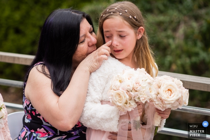 Fotografia de casamento cerimônia Buford Geórgia ao ar livre - lágrimas limpas para este jovem florista