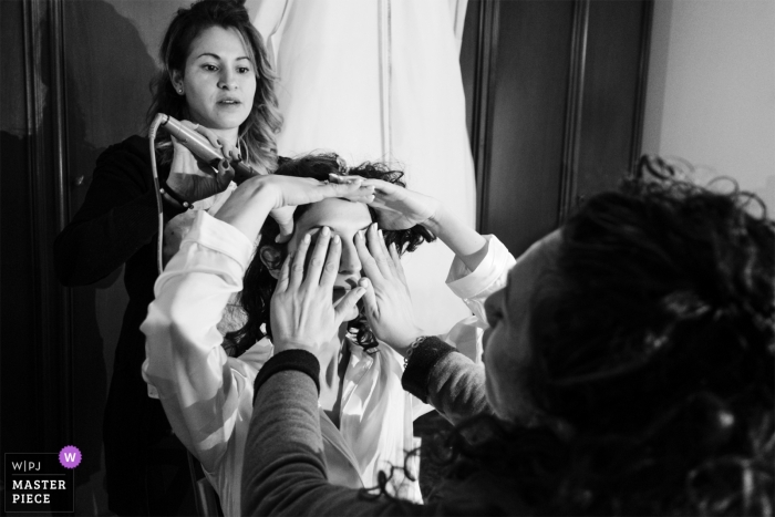 Foto door: <a href="https://www.wpja.com/contests/2019-v02/best-wedding-photographers/2447361"> Matteo Reni - Busto Arsizio Varese </a> Chiesa Cristo Risorto - Cassano d'Adda trouwfotograaf - de bruid maakt zich klaar