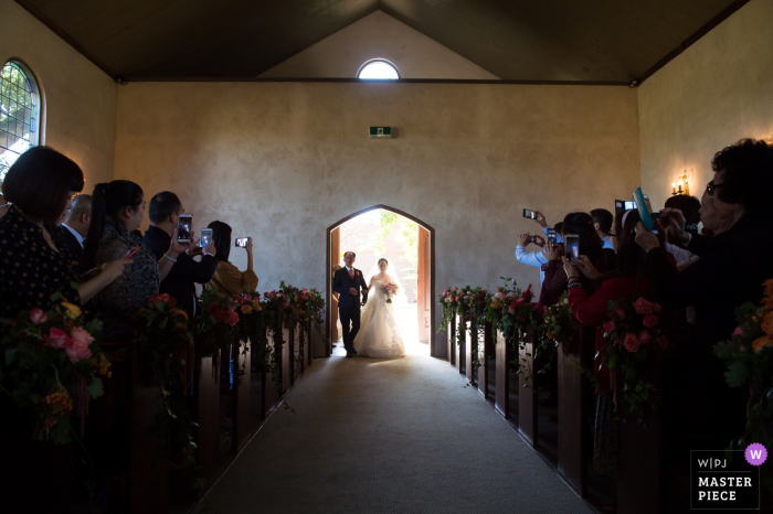 Victoria-AU Hochzeitsfotograf - Hochzeitszeremonie Bild zeigt die Braut in die Kirche