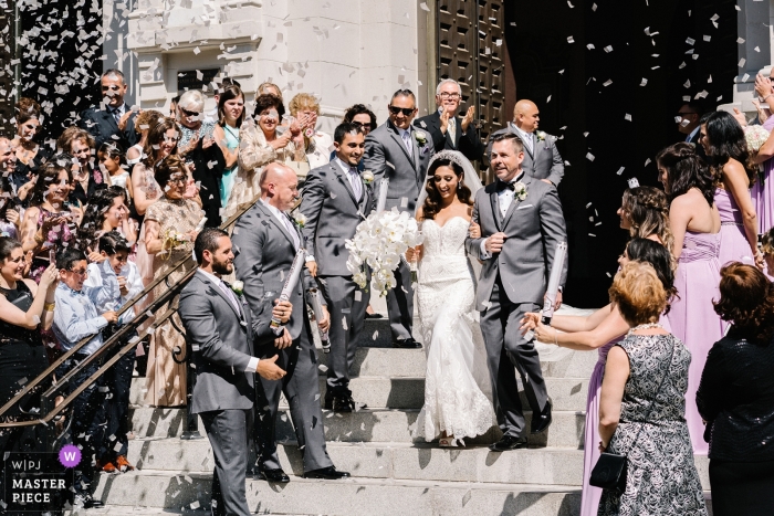 Photo: <a href="https://www.wpja.com/contests/2019-v03/best-wedding-photographers/2451766"> Raymond Nguyen - Sacramento en Californie </a> Photo de mariage à San Francisco des mariés sortant de l'église sous des confettis