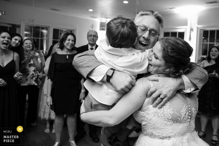 Foto von: <a href="https://www.wpja.com/contests/2019-v03/best-wedding-photographers/2453921"> Cindy Brown - Atlanta Georgia </a> Kimball Hall, Roswell, GA Hochzeitsfotograf | Braut und Bräutigam mit ihrem Sohn am Ende des Empfangs