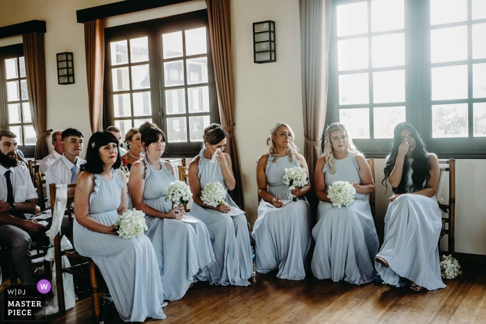 Foto von: <a href="https://www.wpja.com/contests/2019-v03/best-wedding-photographers/2455386"> Tam Nguyen - Hoi An </a> Dieses Foto wurde an der Hoi An - Brautparty gemacht, die ihre Blumensträuße während der Zeremonie hält und Tränen abwischt