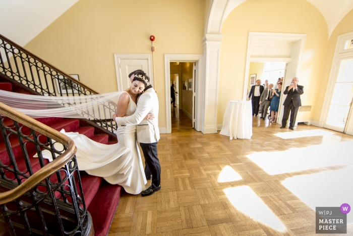 Foto: <a href="https://www.wpja.com/contests/2019-v03/best-wedding-photographers/2456731"> Andrew Morrell - Winchester Virginia </a> Josephine Butler Parks Center, Washington, DC Braut und Bräutigam im Nachglühen ihres ersten Blicks, als Familie zuschaut