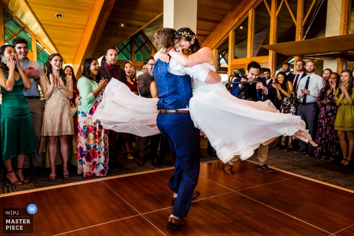 Fotografia de casamento em Edgewood Tahoe | Noiva e noivo comemoram com sua primeira dança na recepção