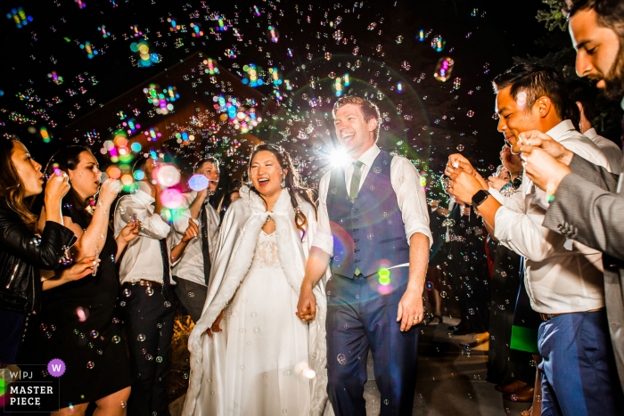 Foto door: <a href="https://www.wpja.com/contests/2019-v03/best-wedding-fotografen/2457046"> Shaunte Dittmar - Lake Tahoe California </a> Edgewood Tahoe huwelijksfotograaf | Bruid en bruidegom eindigen de nacht met bubbels