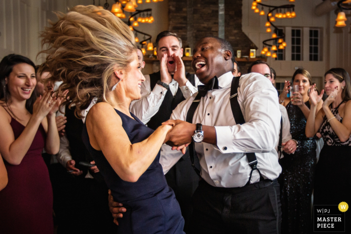 Ryland Inn Coach House New Jersey Wedding - actiefoto vanaf de receptie op de dansvloer