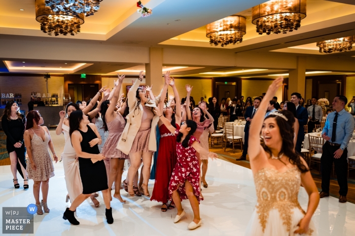 Foto por: <a href="https://www.wpja.com/contests/2019-v03/best-wedding-photographers/2457211"> Leo Do - Gardena California </a> Garden Grove, CA fotógrafo de bodas | ¿Quién será el siguiente en atrapar el ramo de novias en la pista de baile?