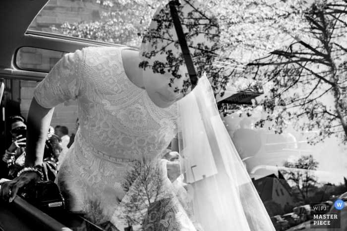 Zdjęcie: <a href="https://www.wpja.com/contests/2019-v03/best-wedding-photographers/2457266"> Steven Herrschaft - Lützelbach Hessen </a> Karlsruhe Samochód odbicie panny młodej w dniu ślubu | czarno-biała fotografia samochodowa