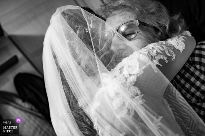 Sofia, fotografia de bodas Holiday-Inn | La abuela le da un gran abrazo a la novia.