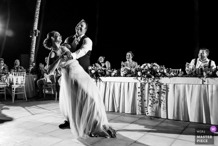 Foto door: <a href="https://www.wpja.com/contests/2019-v03/best-wedding-fotografen/2457591"> Juan Carlos Calderon - Puerto Vallarta Jalisco </a> Marival Resort, Nuevo Vallarta, Mexico trouwfotograaf de bruid en de bruidegoms dansen eerst op het feestje buiten in de open lucht