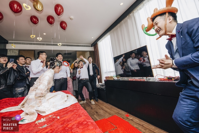 Photo: <a href="https://www.wpja.com/contests/2019-v03/best-wedding-photographers/2458641"> Wenbo Si - Zhengzhou </a> zhengzhou Henan Hotel photographie de mariage | Bingo - Tout le monde était enthousiasmé lorsque le palefrenier a lancé l'anneau sur le bois du marié.