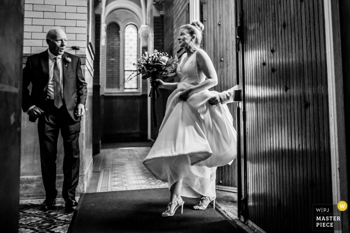 Foto door: <a href="https://www.wpja.com/contests/2019-v03/best-wedding-fotografen/2458726"> Victoria Sprung - Chicago Illinois </a> Chicago - de fotografie van de het huwelijksceremonie van heilige michael kerk de vader van de bruid ziet zijn dochter in de kerk