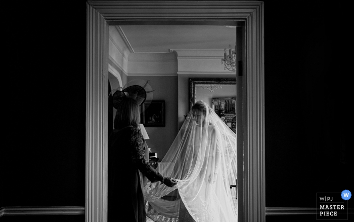 Shelbourne Hotel prépare sa photographie de mariage | Photos de mariage Shelbourne en noir et blanc