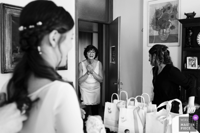 Foto por: <a href="https://www.wpja.com/contests/2019-v03/best-wedding-photographers/2459261"> Matteo Reni - Busto Arsizio Varese </a> Villa Mazzotti - Chiari fotógrafo de bodas | La primera mirada de la mamá a la hija con vestido de novia.