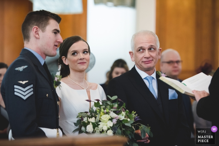 Photo: <a href="https://www.wpja.com/contests/2019-v03/best-wedding-photographers/2459636"> Nick Brightman - Les Midlands occidentaux de Wolverhampton </a> Photographie de mariage de la RAF à Cranwell | Arrivée de la mariée avec son père à la cérémonie