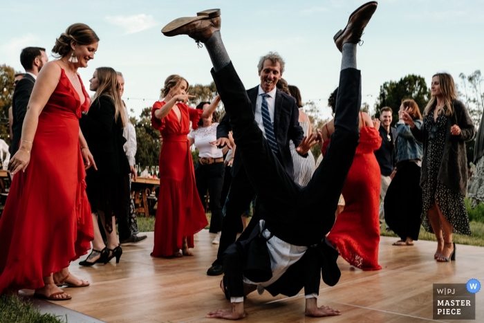 Foto por: <a href="https://www.wpja.com/contests/2019-v03/best-wedding-photographers/2459751"> Nikhol Esteras - Oaxaca de Juárez Oaxaca </a> UCSC Arboretum Santa Cruz, CA fotógrafo de la boda | Acción de baile con invitados de breakdance al aire libre.