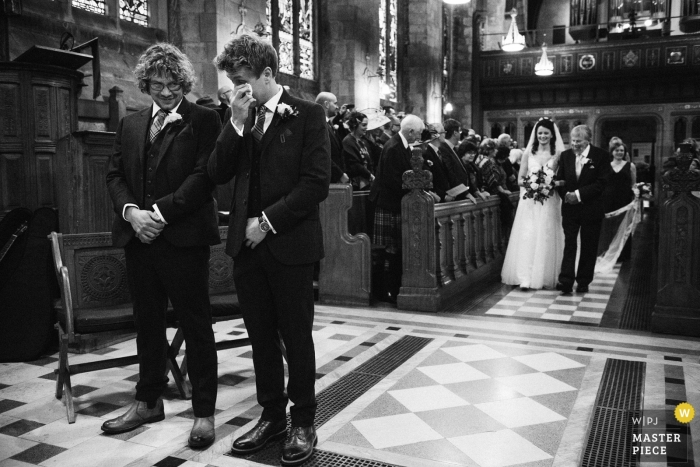 Chapelle St Salvators, photographie de mariage à St Andrews | Entrée de la mariée avec son père en noir et blanc