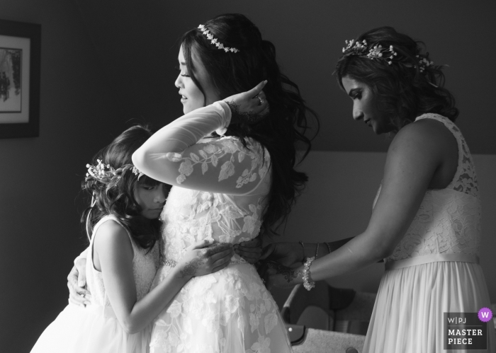 Photo: <a href="https://www.wpja.com/contests/2019-v04/best-wedding-photographers/2463366"> Kathi Robertson - Ottawa (Ontario) </a> Strathmere Ottawa Canada Photo de la mariée Se préparer avec une demoiselle d'honneur et une demoiselle d'honneur