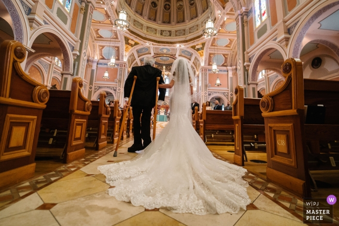 Foto door: <a href="https://www.wpja.com/contests/2019-v04/best-wedding-fotografen/2464091"> Raymond Nguyen - Sacramento California </a> SACRAMENTO BRUILOFTFOTOGRAFIE - Vader met disabilite loopt zijn dochter door de kerkgang
