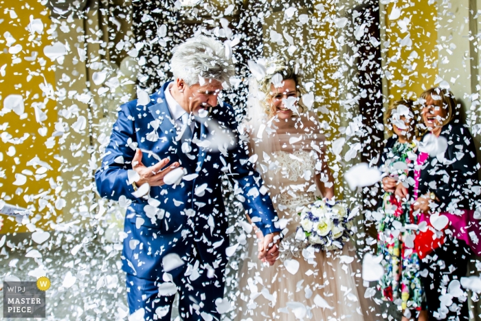 Foto door: <a href="https://www.wpja.com/contests/2019-v04/best-wedding-fotografen/2464631"> Luigi Rota - Comomeer Lecco </a> Villa Giulia Valmadrera Lecco Huwelijksfoto van Confetti voor bruid en bruidegom