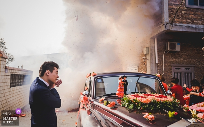 Photo by: <a href="https://www.wpja.com/contests/2019-v04/best-wedding-photographers/2465081">Lin Yang - Quanzhou </a> Bride's house wedding day photography - The bride and groom are going out, and the guests are lighting fireworks.