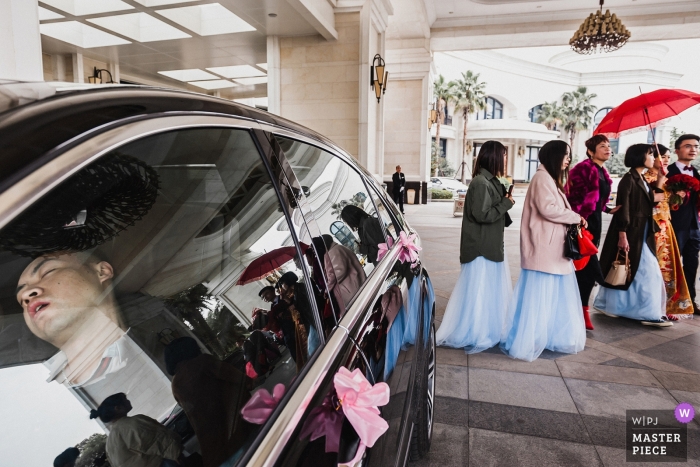 Photo by: <a href="https://www.wpja.com/contests/2019-v04/best-wedding-photographers/2465511">Qi Xiang - Nanping </a> Winehouse Hotel entrance photography from the wedding - The bridegroom and bride who are leaving, meet the driver who is asleep