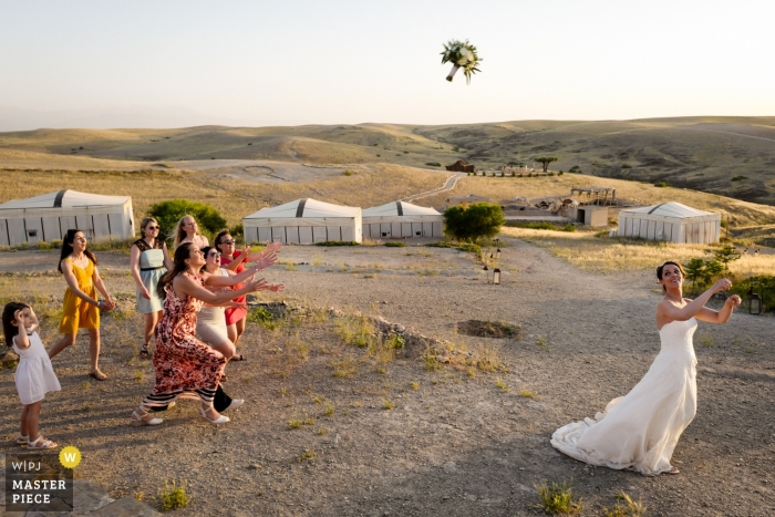 Photo by: <a href="https://www.wpja.com/contests/2019-v04/best-wedding-photographers/2466196">William Lambelet - Montpellier </a> Terres des Etoiles Marrakech Wedding Photo of the Bride Throwing the bouquet